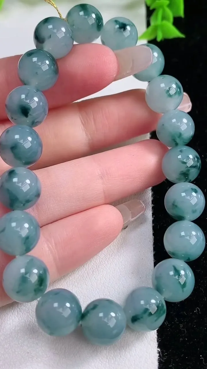 天然A货翡翠种飘花圆珠手串，尺寸10-19颗，重量:36.23g1月27日
工厂直销收藏佳品,种好水足，色泽均匀，有种有色，上手高大气！