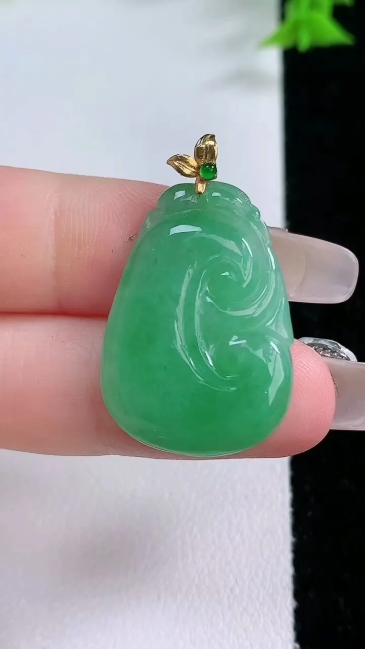 天然A货翡翠如意吊坠，尺寸27.2-19.2-3.3，重量:3.91g
1月27日