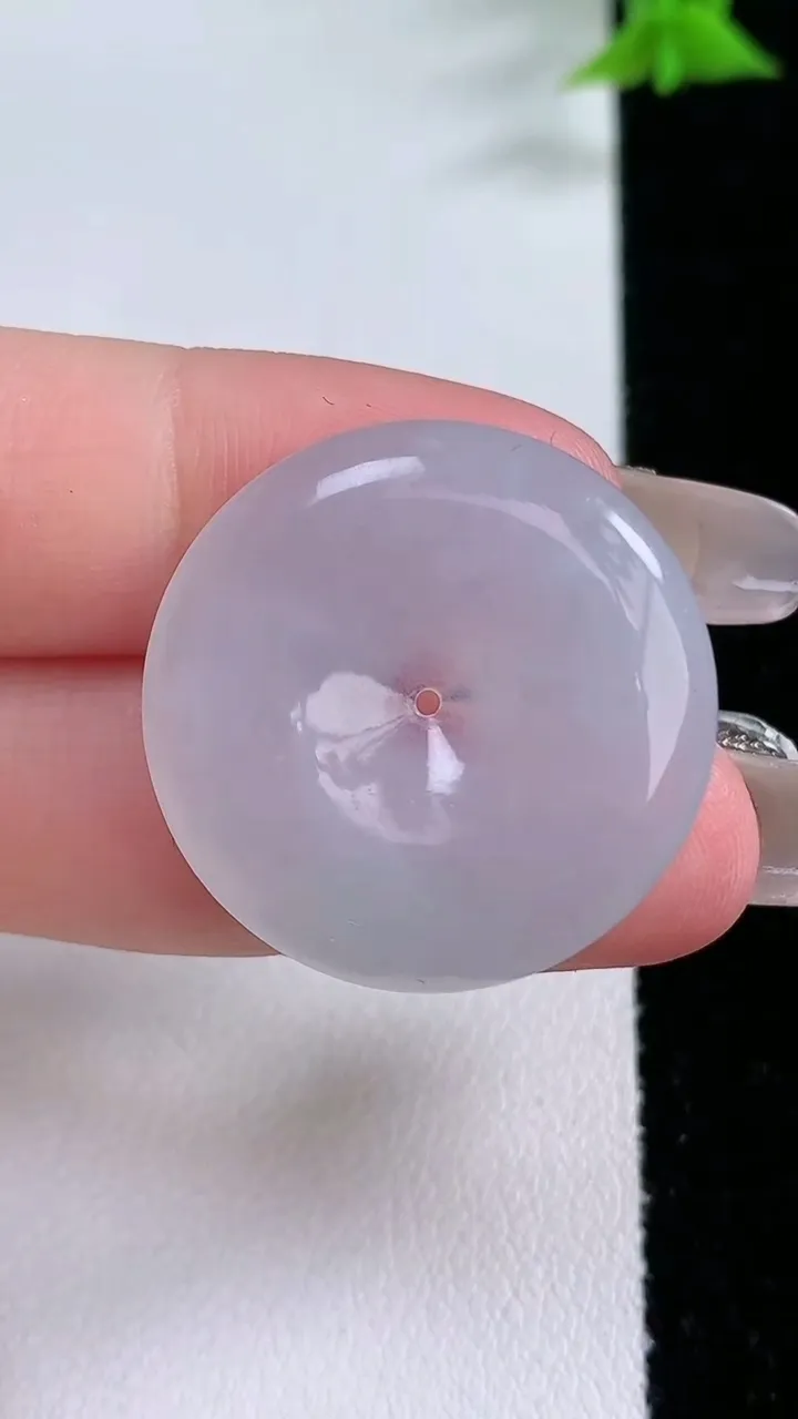 天然A货翡翠平安扣吊坠，尺寸26.4-4.6，重量:6.84g
1月27日