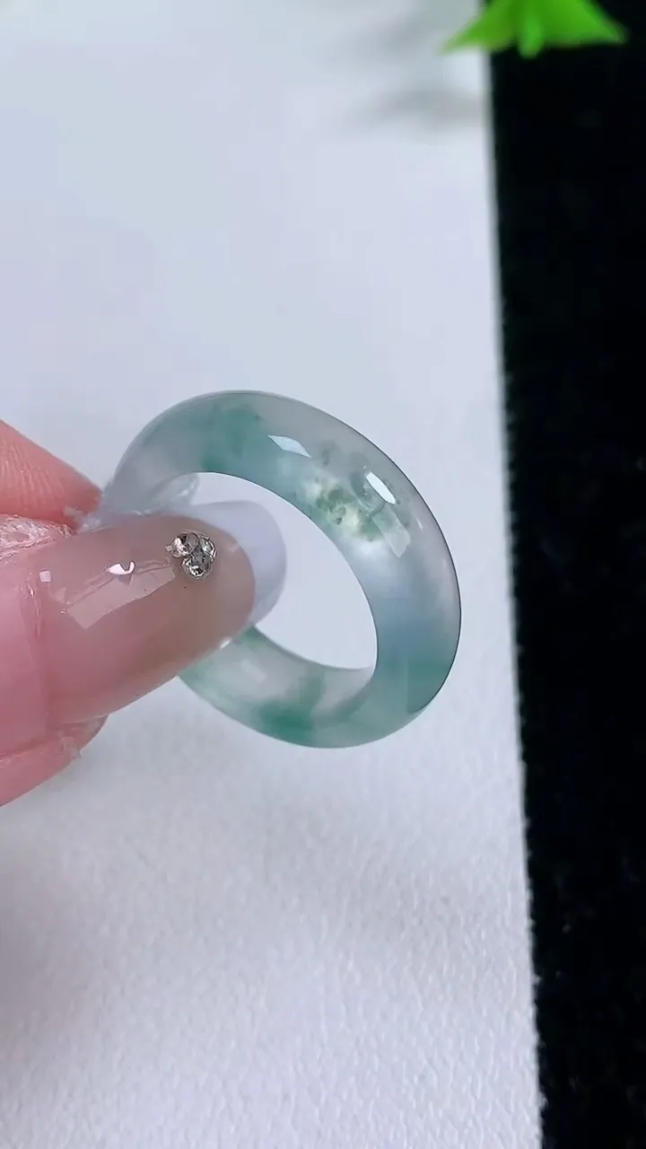 天然A货翡翠种飘花指环戒指，尺寸16.3-5.7-3.3，重量:4.15g2026年1月27日
工厂直销收藏佳品,种好水足，色泽均匀，有种有色，上手高大气！