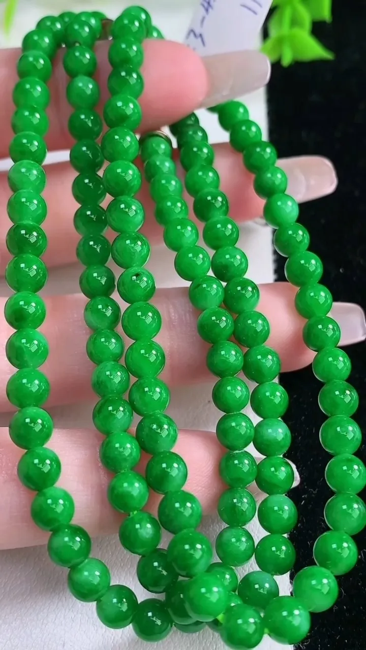 天然A货翡翠圆珠项链，尺寸5.3-118颗重量:27.10g
1月27日