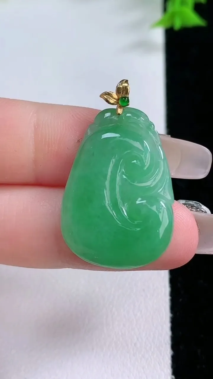 天然A货翡翠如意吊坠，尺寸27.2-19.2-3.3，重量:3.91g
1月27日