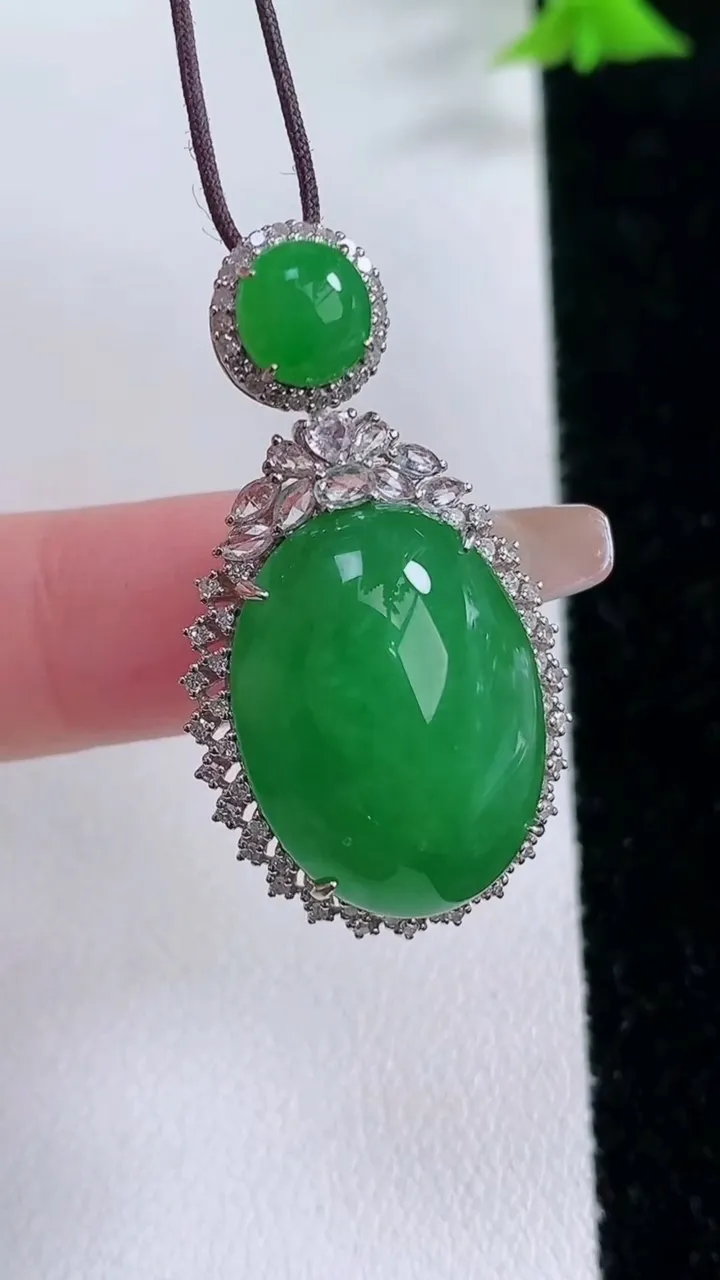 天然A货翡翠蛋面吊坠，尺寸36.7-20-10.4，裸石20.3-15.5重量:9.23g
1月27