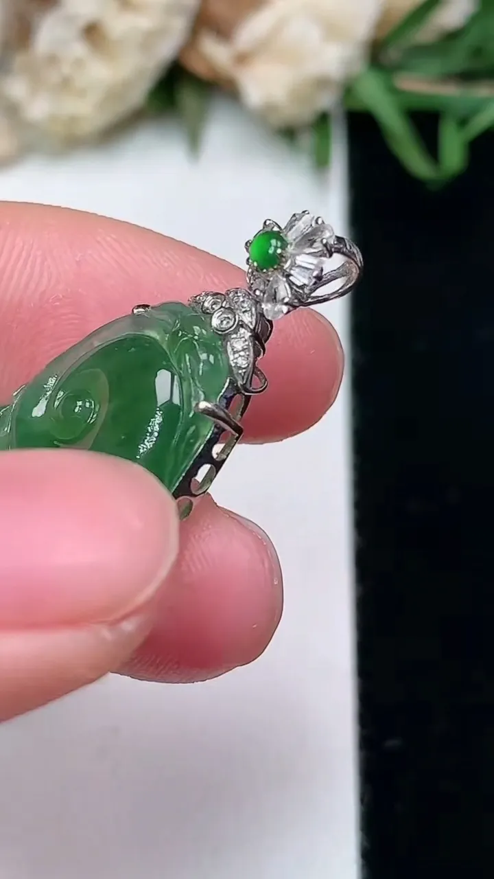 天然A货翡翠如意吊坠，尺寸24.8-15.2-5.5，重量:3.90g
1月27日