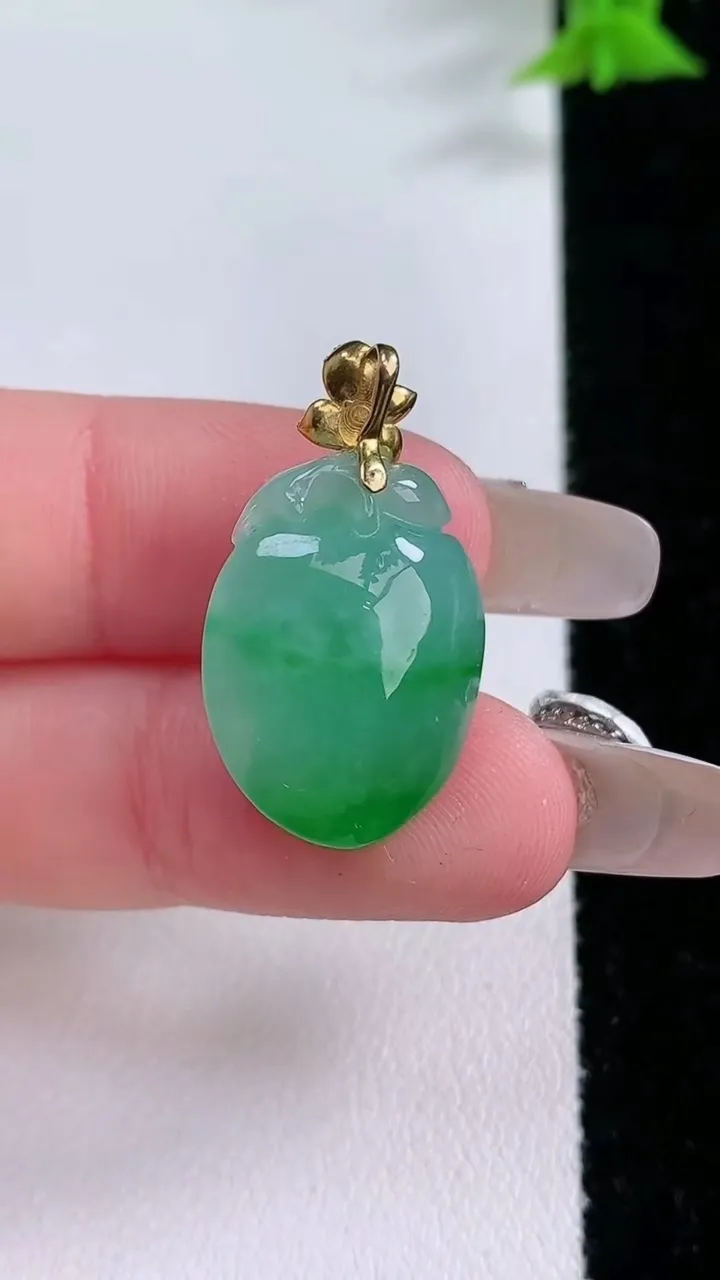 天然A货翡翠寿桃吊坠，尺寸19.6-15.4-10，重量:4.84g
1月27日