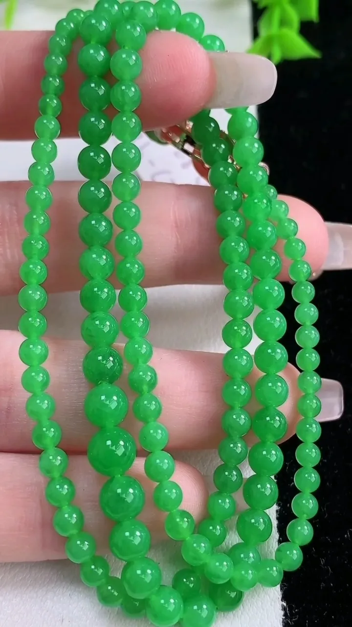 天然A货翡翠圆珠项链，尺寸5.8-136颗，重量:19.22g1月27日
工厂直销收藏佳品,种好水足，色泽均匀，有种有色，上手高大气！