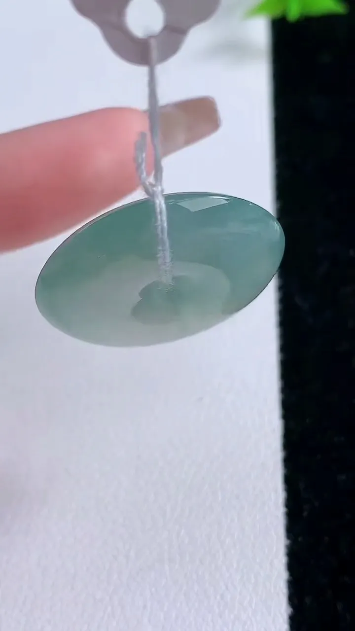 天然A货翡翠平安扣吊坠，尺寸25.4-6，重量:8.08g
1月27日