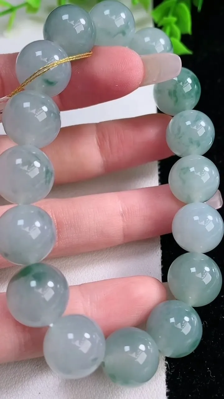天然A货翡翠种飘花圆珠手串，尺寸12.8-16颗，重量:58.43g1月27日
工厂直销收藏佳品,种好水足，色泽均匀，有种有色，上手高大气！