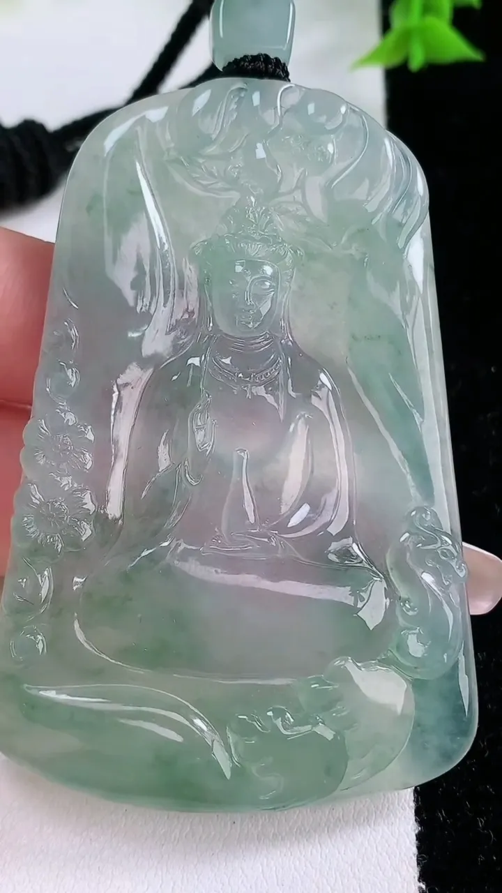 天然A货翡翠种飘花观音菩萨吊坠，尺寸66.2-43.4-4.7，重量:38.00g
1月27日