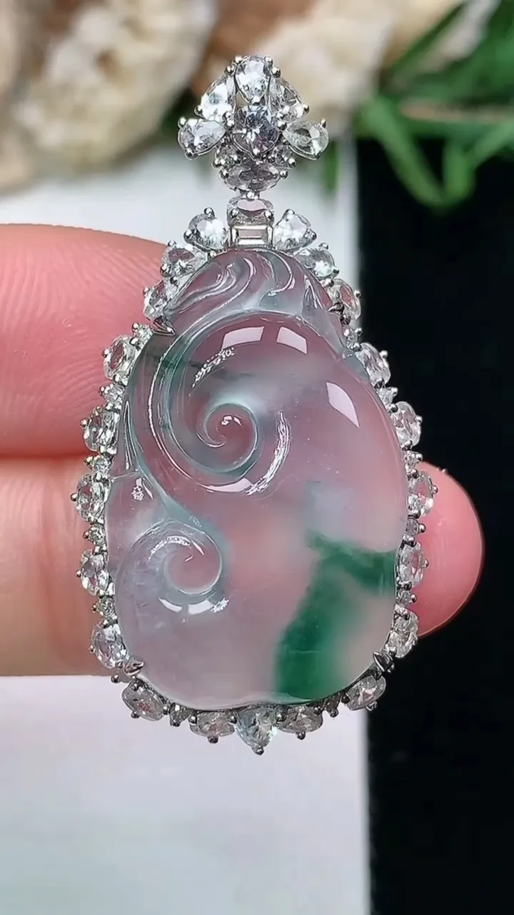 天然A货翡翠飘花如意吊坠，尺寸37.8-19.3-7.8，裸石24.5-16，重量:5.55g
1月