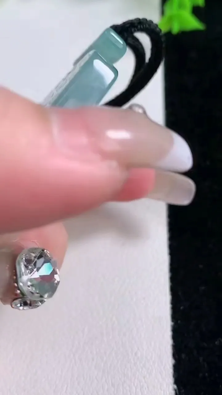 天然A货翡翠种飘花仿古无事牌吊坠，尺寸51.4-41.8-5.5，重量:37.92g
1月27日