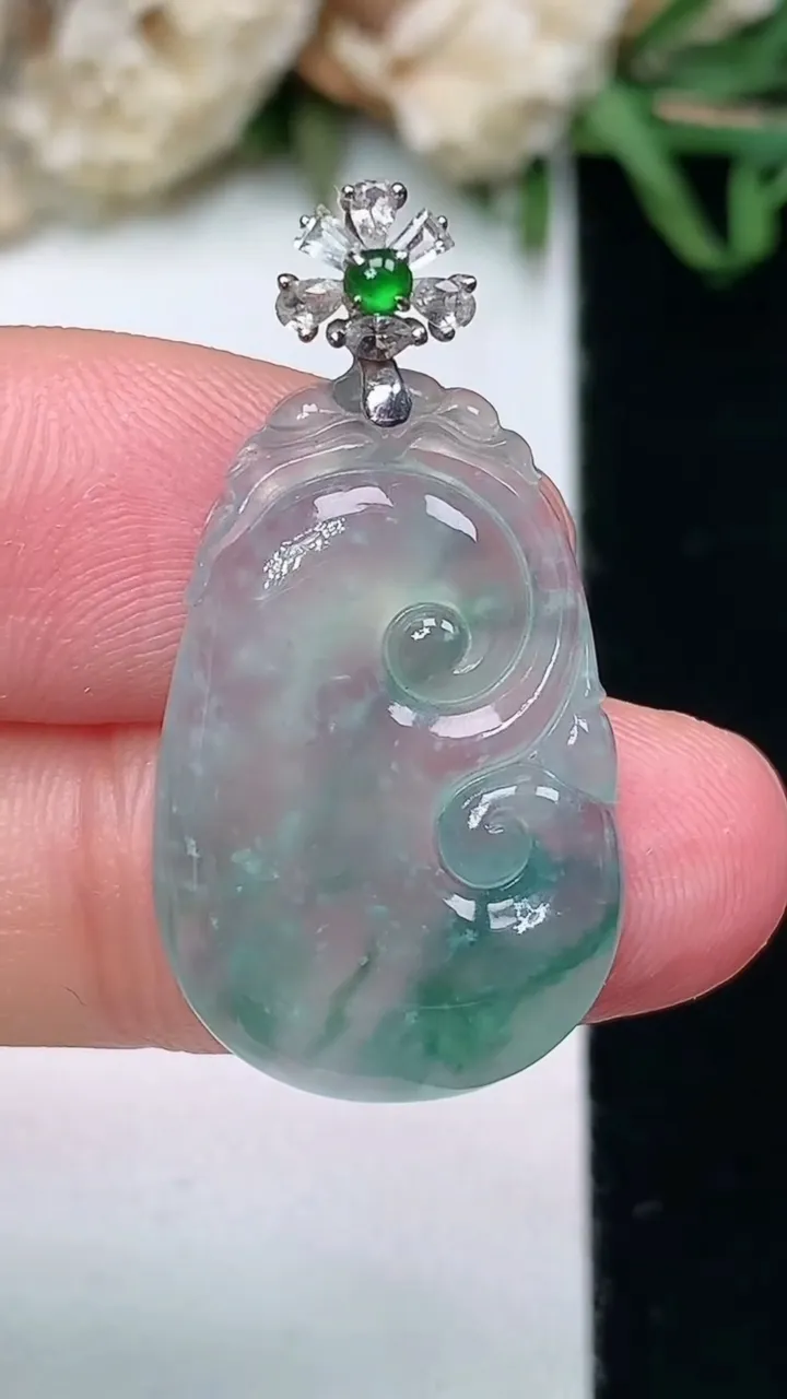 天然A货翡翠飘花如意吊坠，尺寸24.4-16-3.5，重量:3.22g
1月27日
