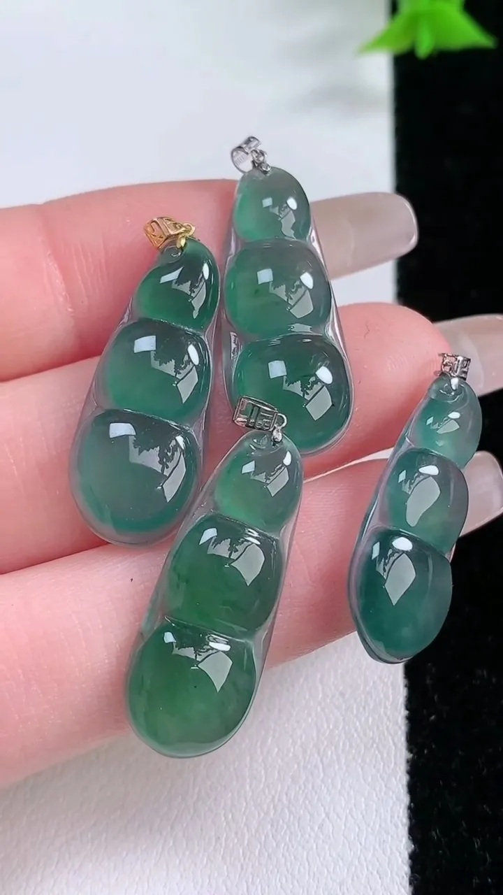 天然A货翡翠福豆吊坠一手，尺寸25.3-10.6-3.7，重量:8.67g
1月27日