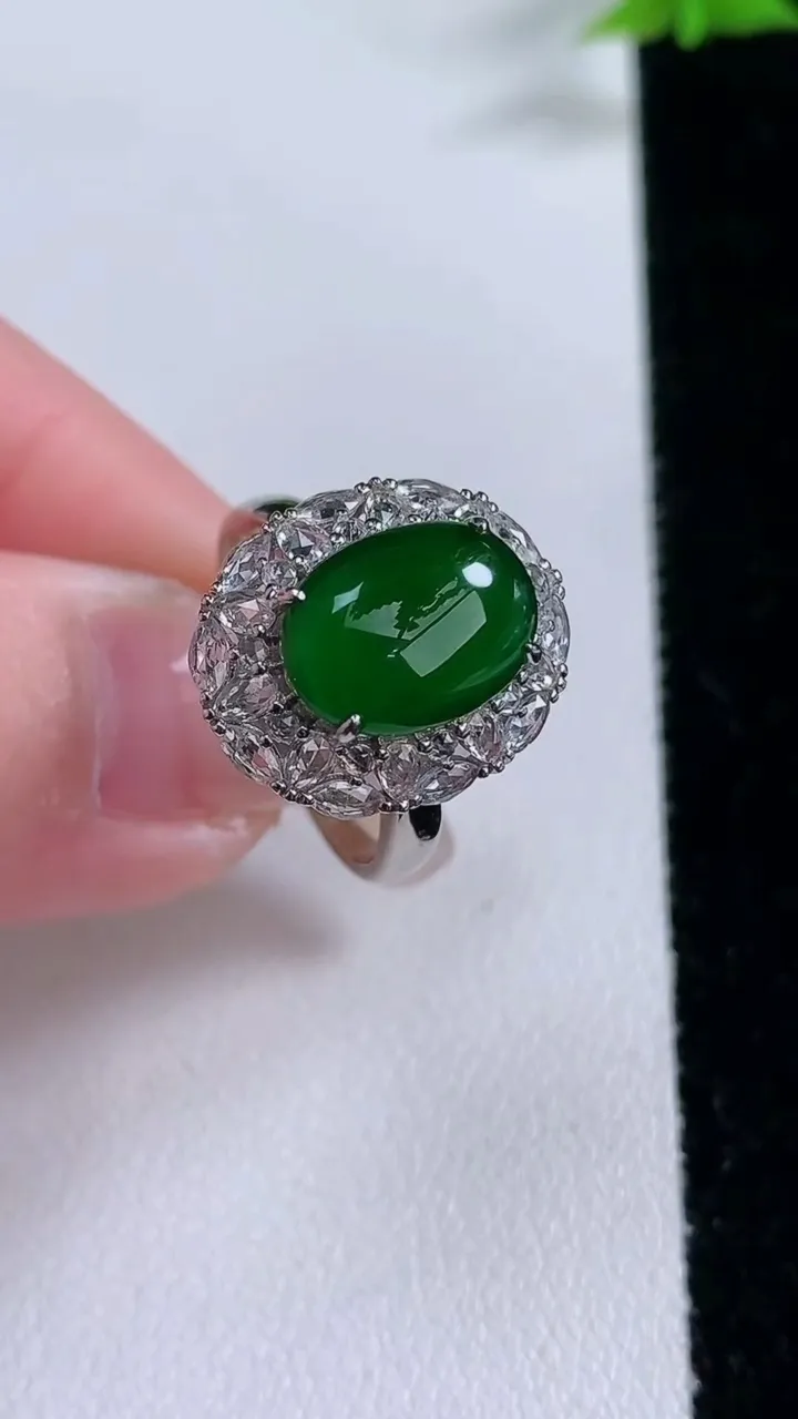 天然A货翡翠蛋面戒指，尺寸17.8-11.6-8.2-8.8，重量:3.88g2026年1月27日
工厂直销收藏佳品,种好水足，色泽均匀，有种有色，上手高大气！