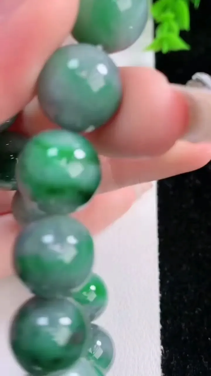 天然A货翡翠圆珠手串，尺寸12.6-16颗，重量:60.38g1月27日
工厂直销收藏佳品,种好水足，色泽均匀，有种有色，上手高大气！
