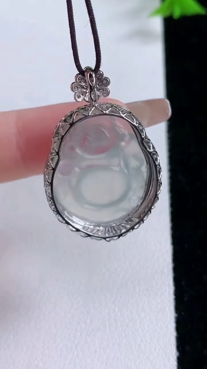 天然A货翡翠种白冰布袋佛吊坠，尺寸32.7-21.8-8.2，裸石24-18.5重量:5.32g
1月27日