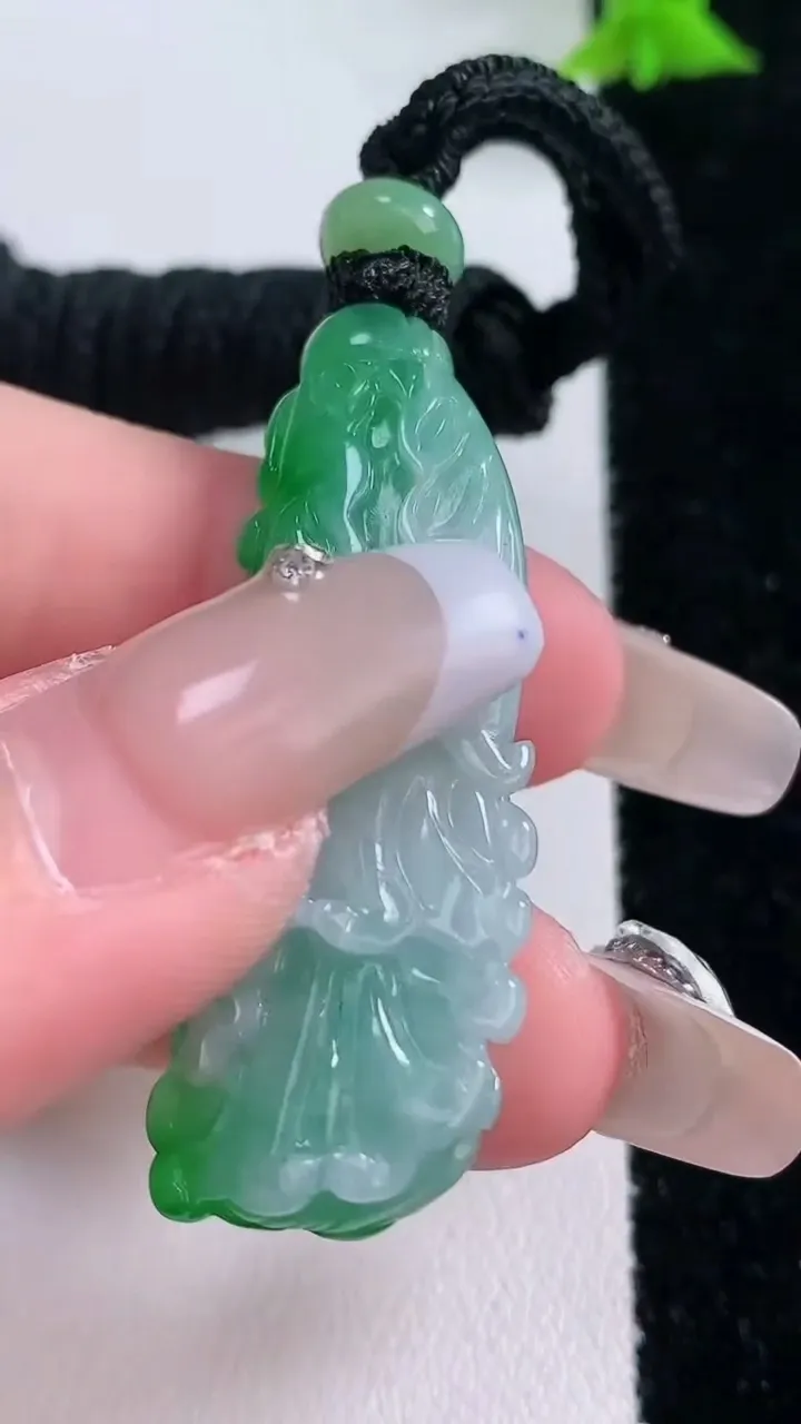 天然A货翡翠白菜吊坠，尺寸42.4-17.2-9.6，重量:14.28g
1月27日