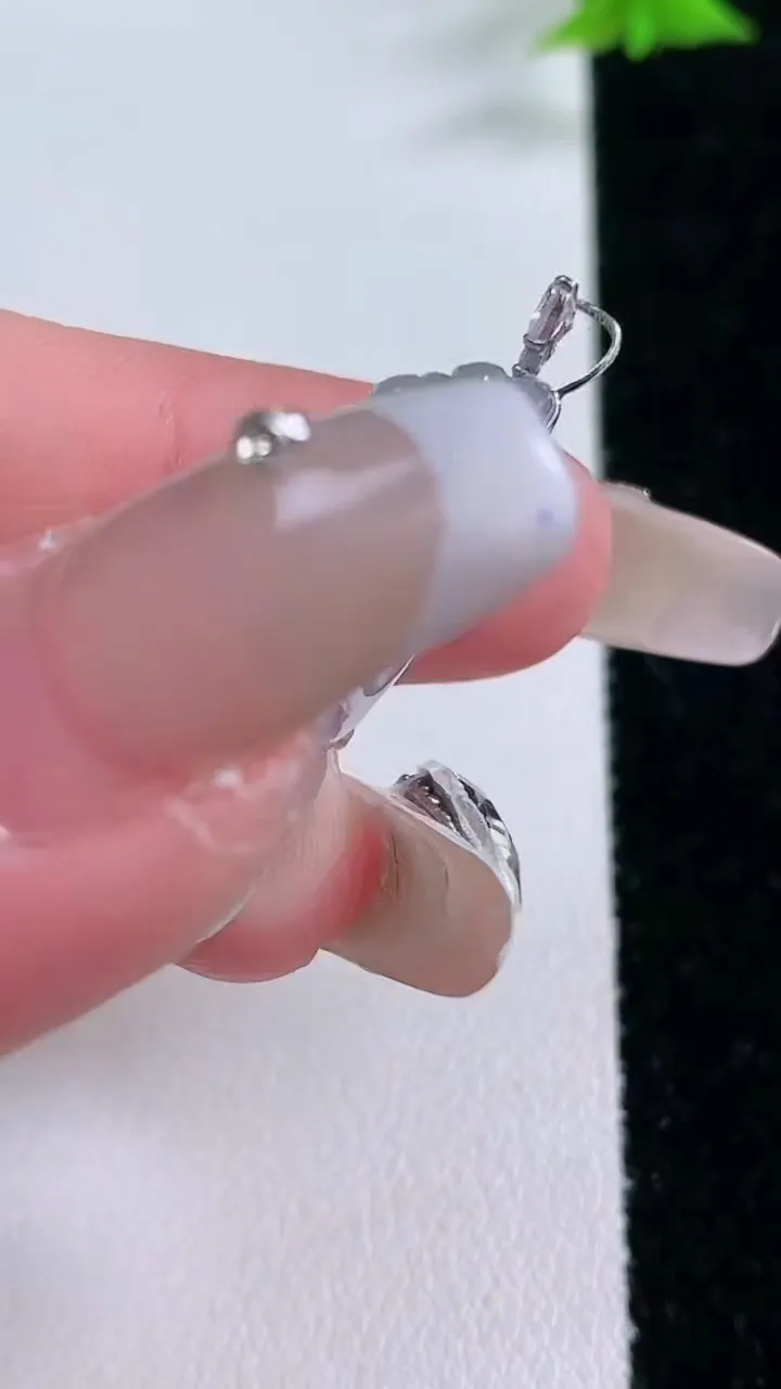 天然A货翡翠种白冰宝宝佛吊坠，尺寸27.8-11.8-7.2，重量:5.14g
1月27日