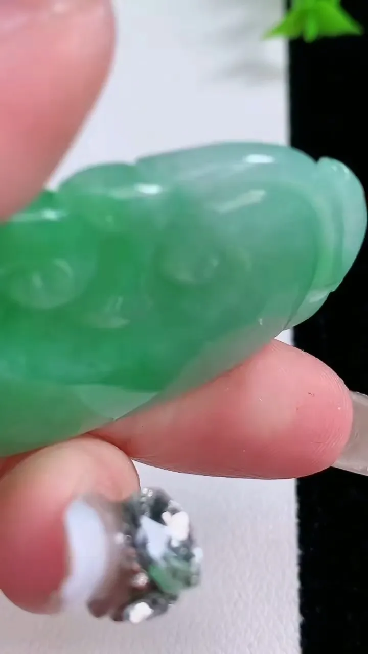 天然A货翡翠如意吊坠，尺寸46-27.7-8.2，重量:21.98g
1月27日