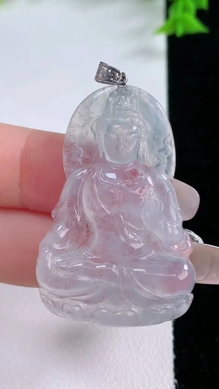 天然A货翡翠种白冰观音菩萨吊坠，尺寸41.4-27.4-3.6，重量:7.96g
1月27日