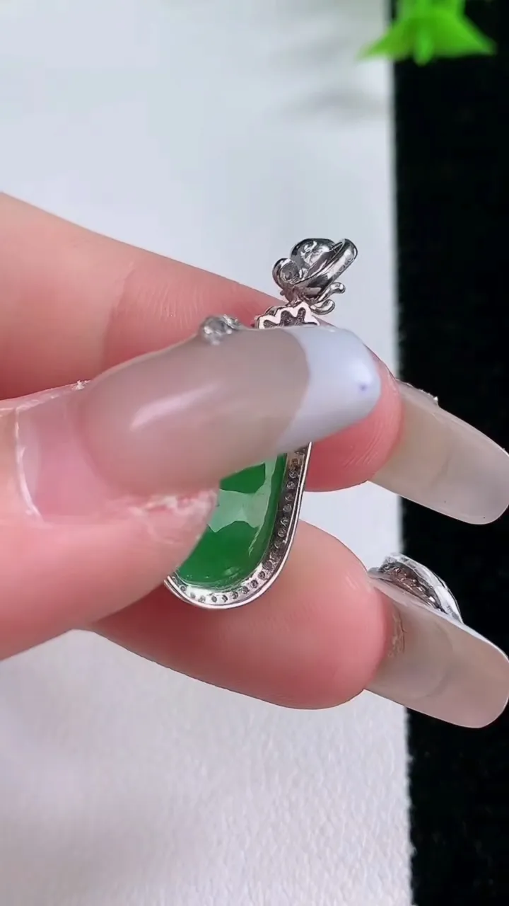 天然A货翡翠福豆吊坠，尺寸28.3-10.2-5.8，裸石18.3-7.8重量:1.84g
1月27日