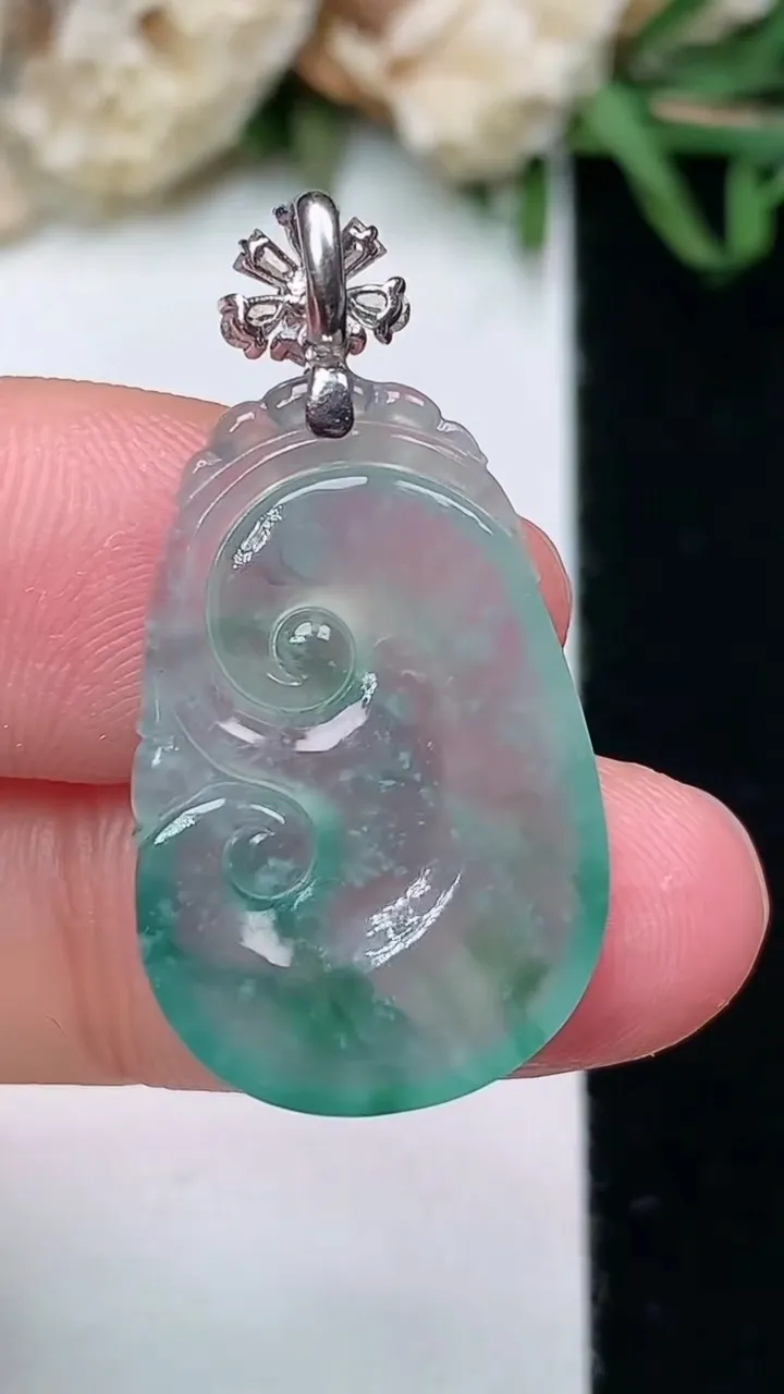 天然A货翡翠飘花如意吊坠，尺寸24.4-16-3.5，重量:3.22g
1月27日