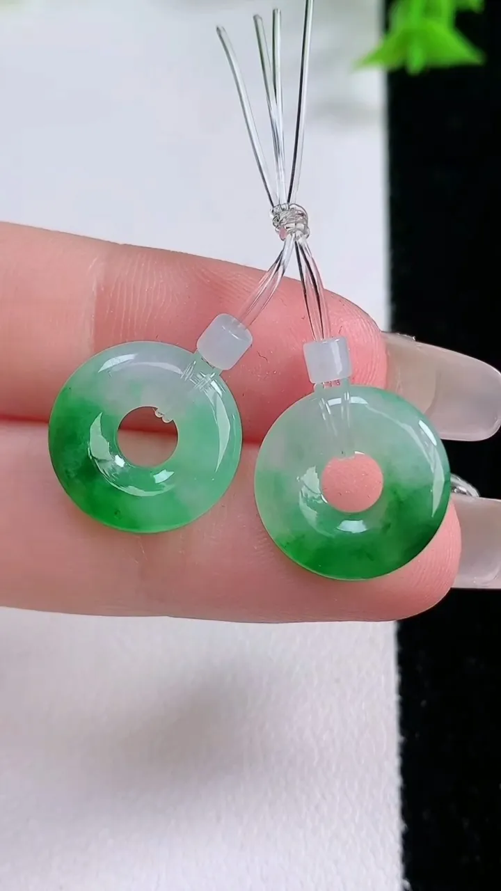 天然A货翡翠平安环吊坠一对，尺寸14-2.6，重量:2.23g
1月27日