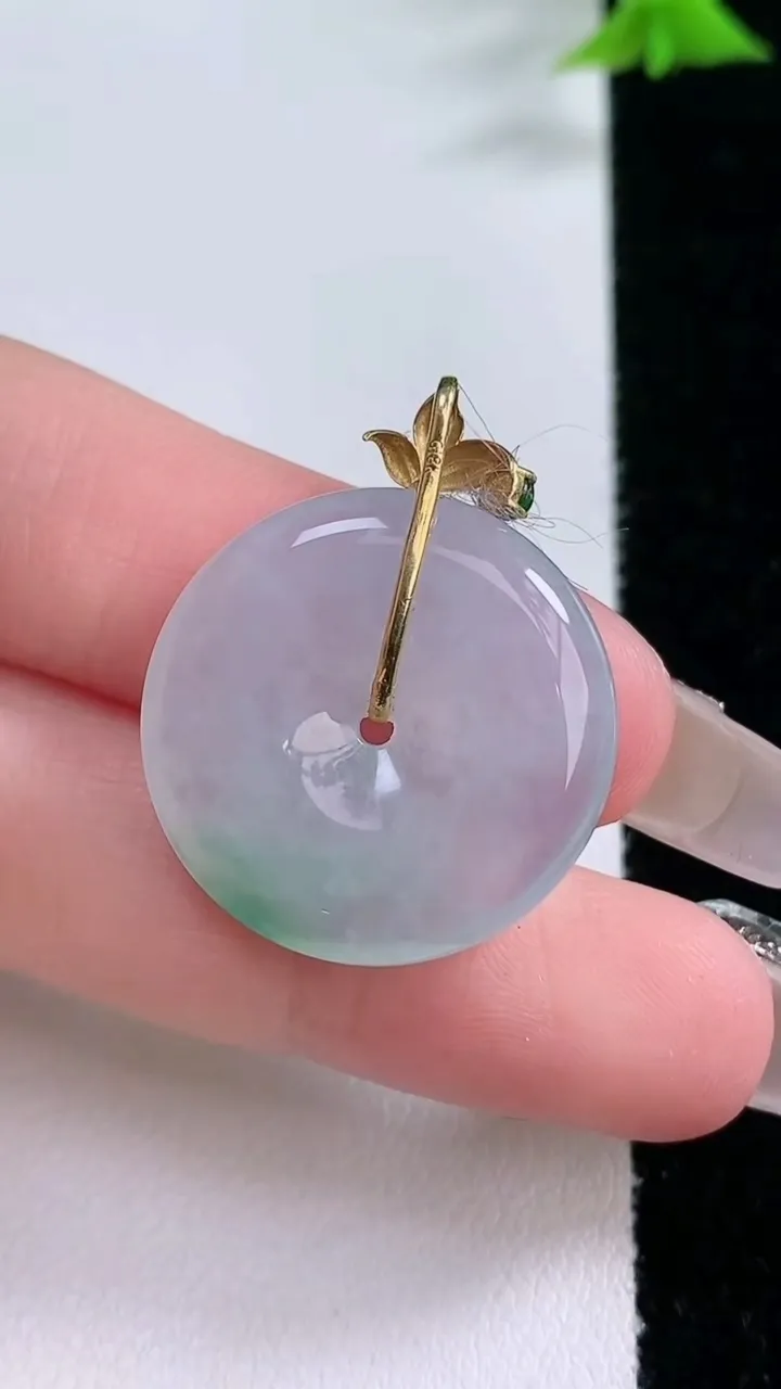 天然A货翡翠种飘花平安扣吊坠，尺寸23.4-4.5，重量:5.68g
1月27日