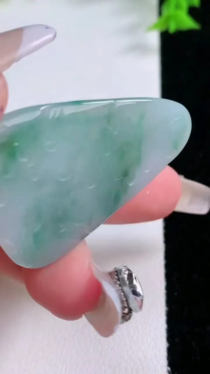 天然A货翡翠飘花阿弥陀佛吊坠，尺寸41.5-27.7-4.6，重量:9.43g
1月27日