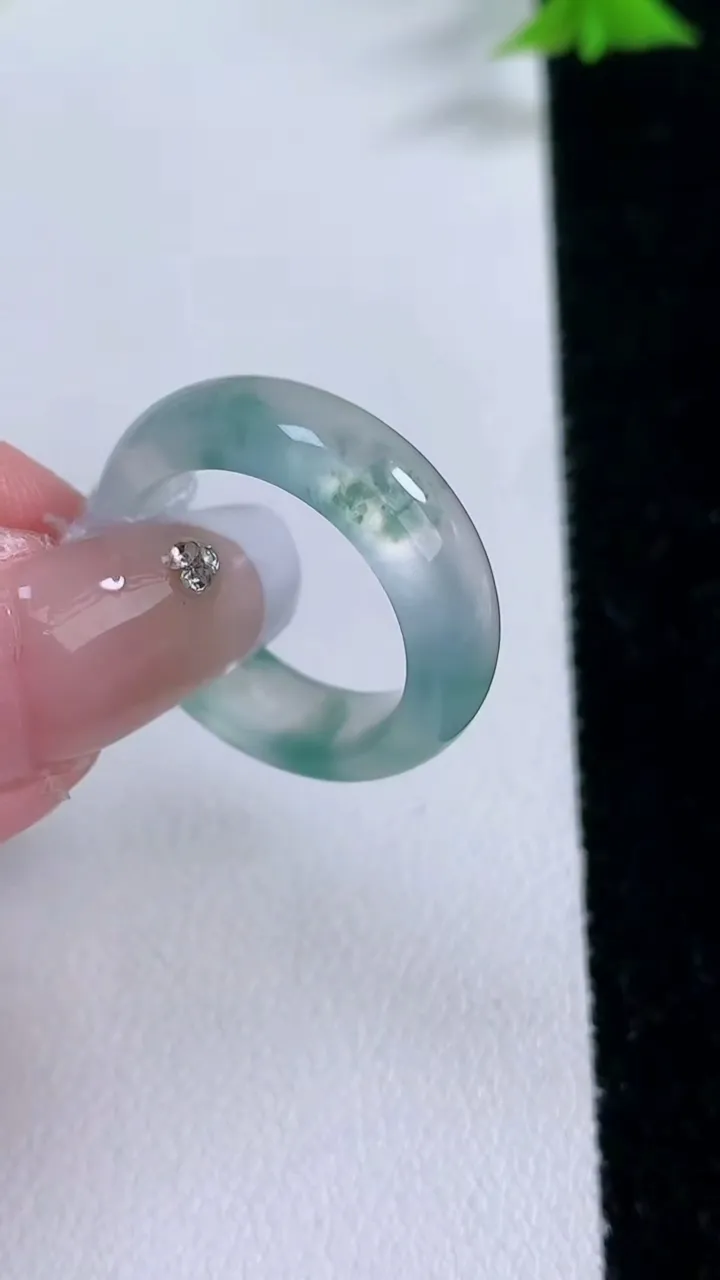 天然A货翡翠种飘花指环戒指，尺寸16.3-5.7-3.3，重量:4.15g2026年1月27日
工厂直销收藏佳品,种好水足，色泽均匀，有种有色，上手高大气！