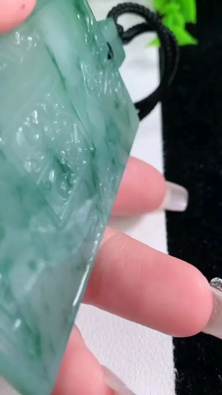 天然A货翡翠种飘花复古龙牌吊坠，尺寸69-44.3-5，重量:57.23g
1月27日