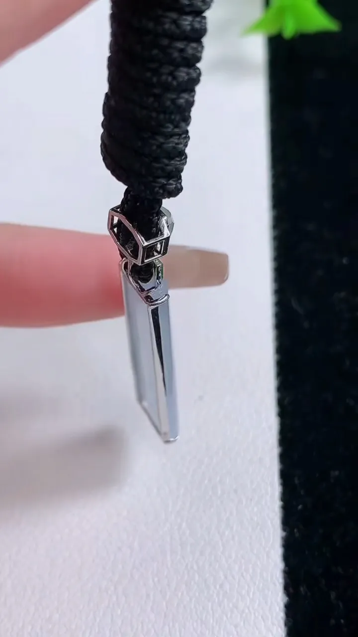 天然A货翡翠种紫罗兰无事牌吊坠，尺寸24.7-8.4-3.4，重量:4.54g
1月27日