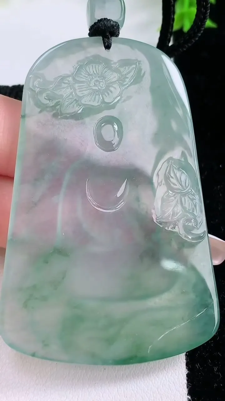 天然A货翡翠种飘花观音菩萨吊坠，尺寸66.2-43.4-4.7，重量:38.00g
1月27日