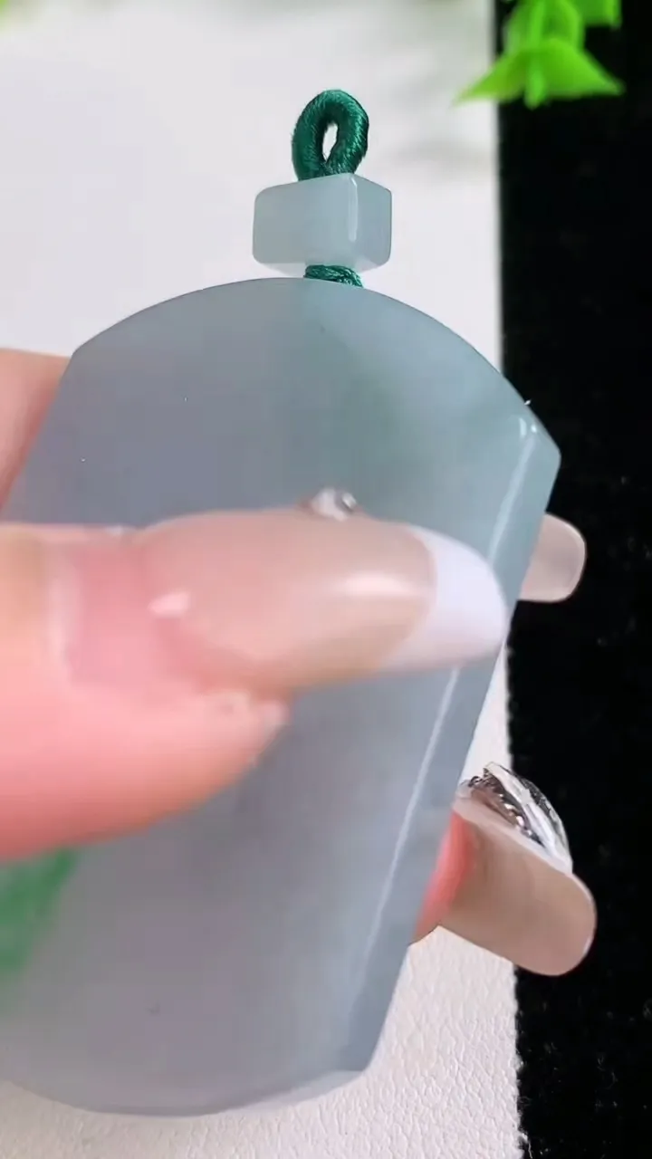 天然A货翡翠无事牌吊坠，尺寸52.3-39-5.4，重量:34.57g
1月27日