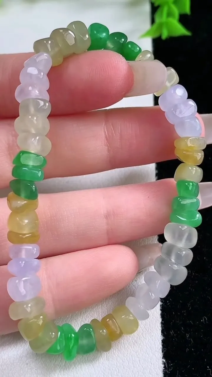 天然A货翡翠三彩原石手串，尺寸6.3-3.4颗，重量:15.75g1月27日
工厂直销收藏佳品,种好水足，色泽均匀，有种有色，上手高大气！