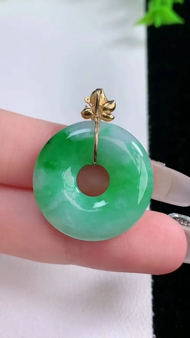 天然A货翡翠平安环吊坠，尺寸24-4.5，重量:5.57g
1月27日