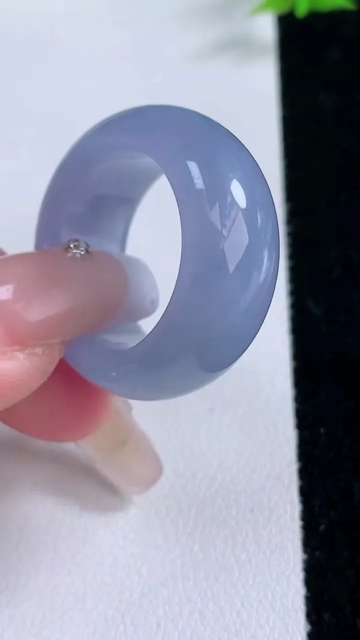 天然A货翡翠紫罗兰指环扳指，尺寸20.2-11.8-5，重量:14.38g2026年1月27日
工厂直销收藏佳品,种好水足，色泽均匀，有种有色，上手高大气！