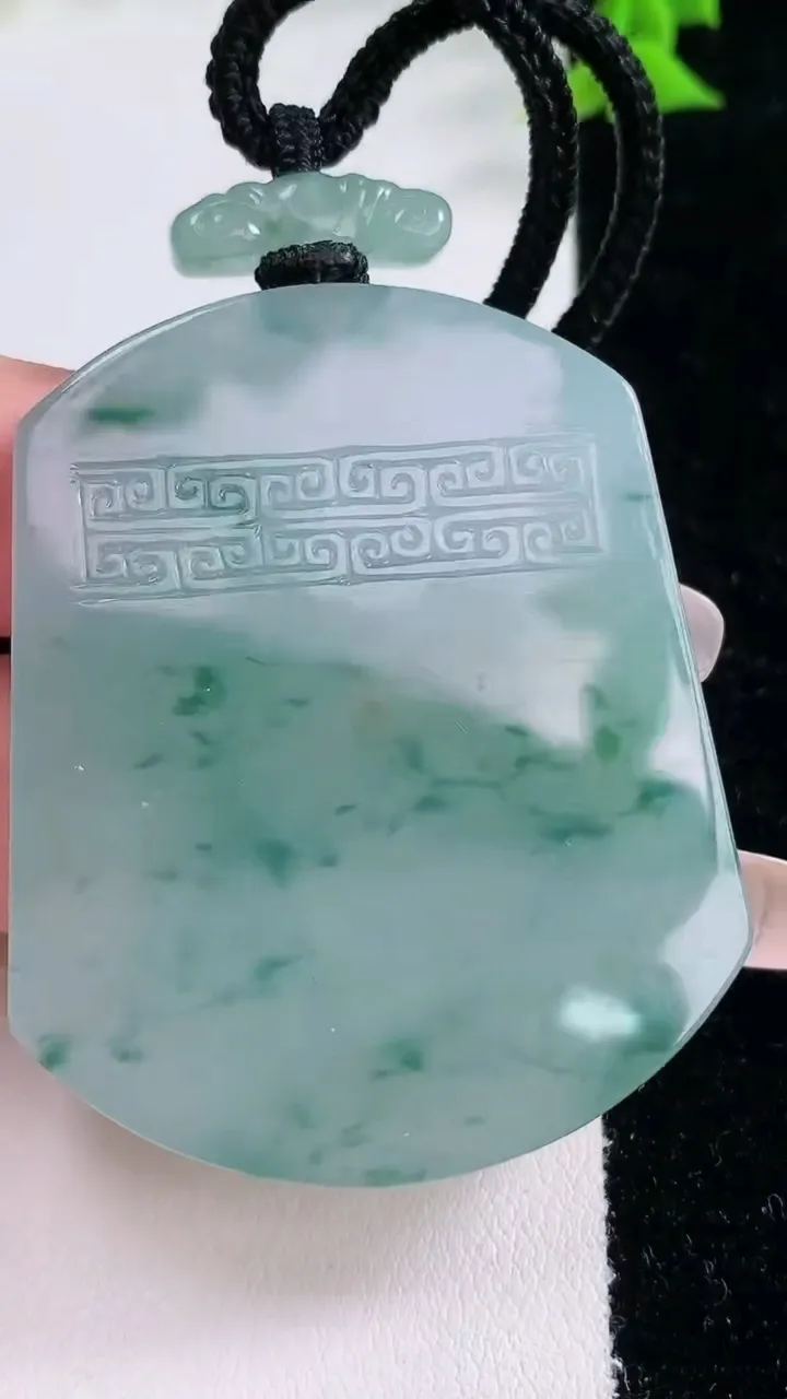 天然A货翡翠种飘花仿古无事牌吊坠，尺寸51.4-41.8-5.5，重量:37.92g
1月27日