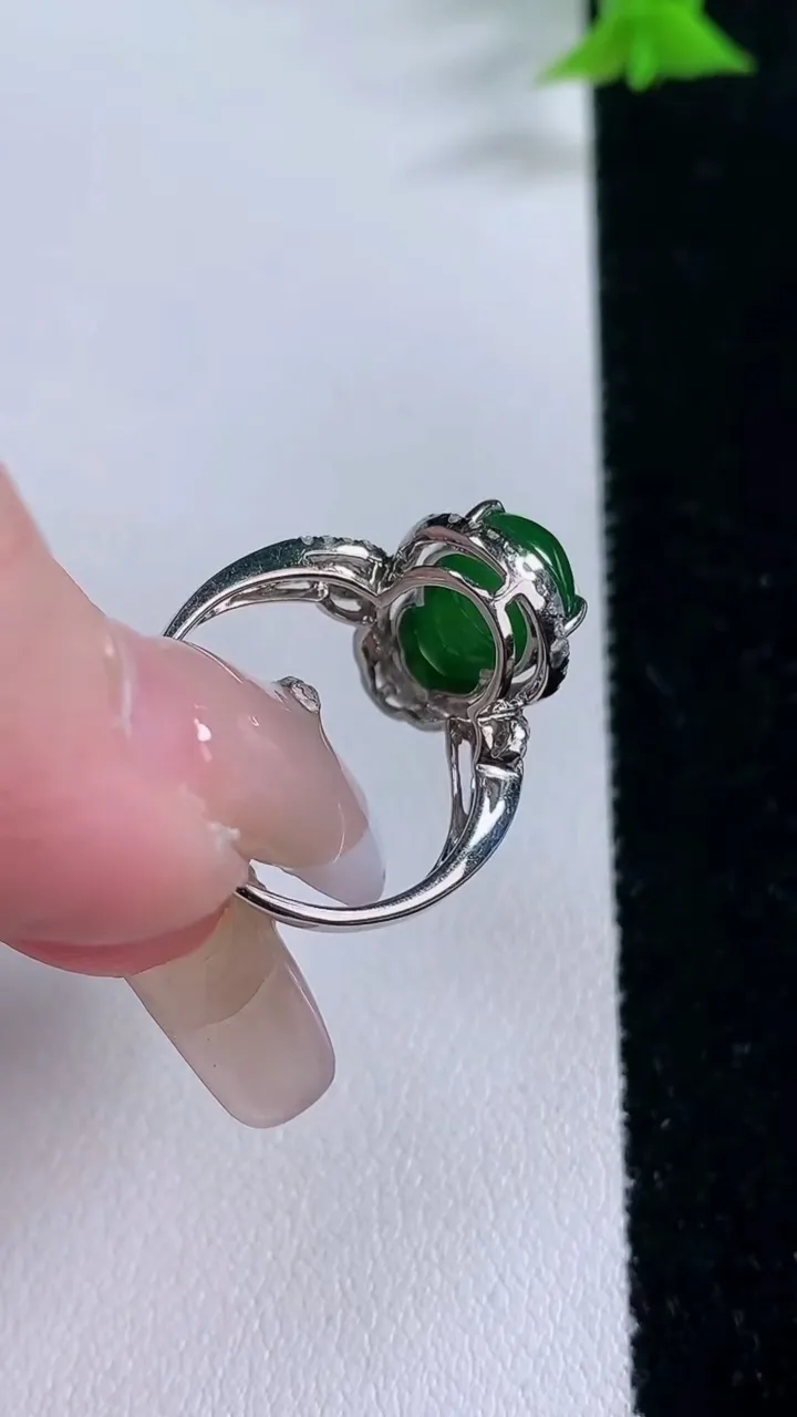 天然A货翡翠葫芦戒指，尺寸17.3-12-7.8-8，重量:4.48g2026年1月27日
工厂直销收藏佳品,种好水足，色泽均匀，有种有色，上手高大气！