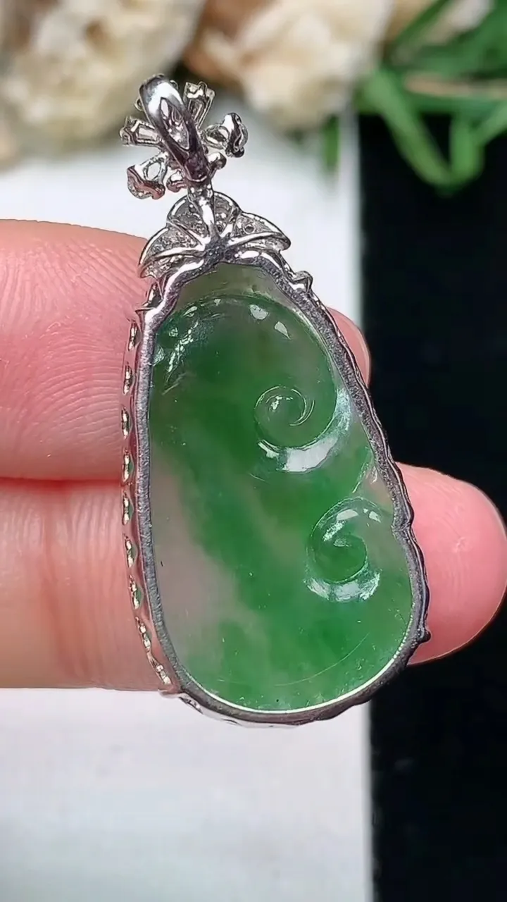 天然A货翡翠如意吊坠，尺寸24.8-15.2-5.5，重量:3.90g
1月27日