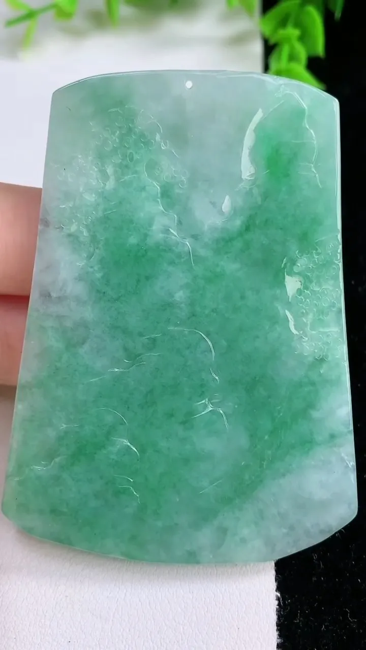 天然A货翡翠山水牌吊坠，尺寸69.6-30.2-7，重量:55.58g
1月27日