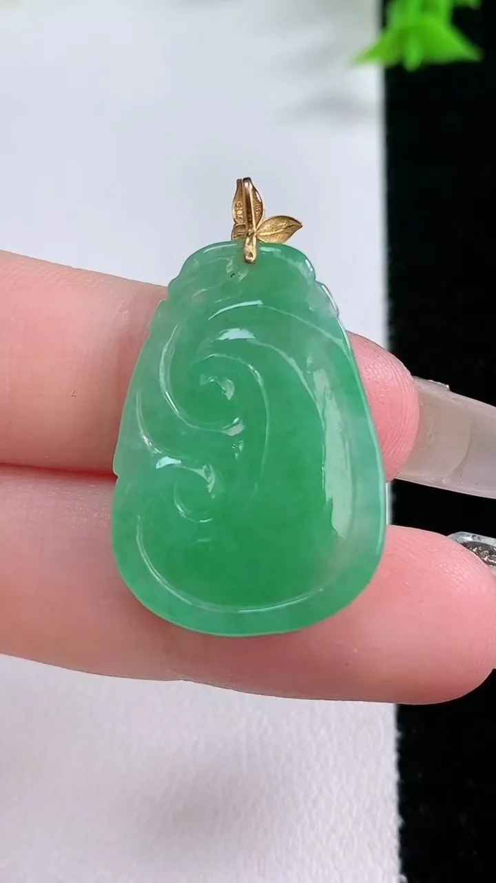 天然A货翡翠如意吊坠，尺寸27.2-19.2-3.3，重量:3.91g
1月27日