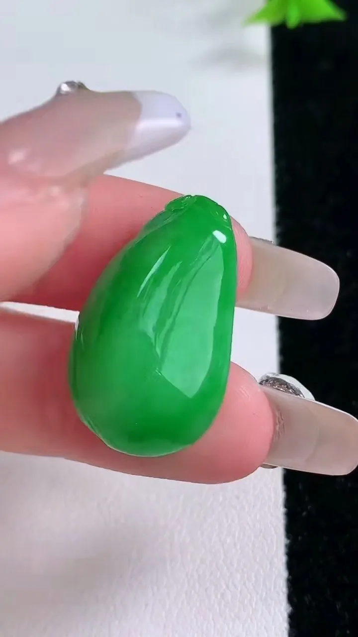 天然A货翡翠福瓜吊坠，尺寸26.8-17-9.2，重量:6.72g
1月27日