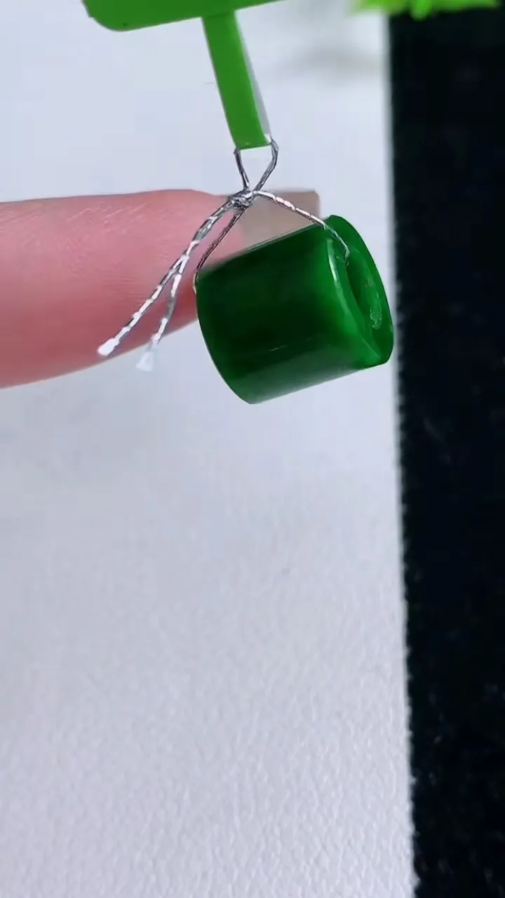 天然A货翡翠路路通吊坠，尺寸10-10.6，重量:2.34g
1月27日