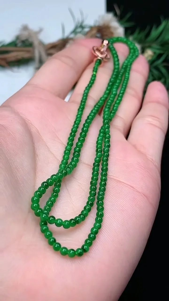 天然A货翡翠小米珠项链，尺寸2.4-226颗，重量:7.34g1月27日
工厂直销收藏佳品,种好水足，色泽均匀，有种有色，上手高大气！