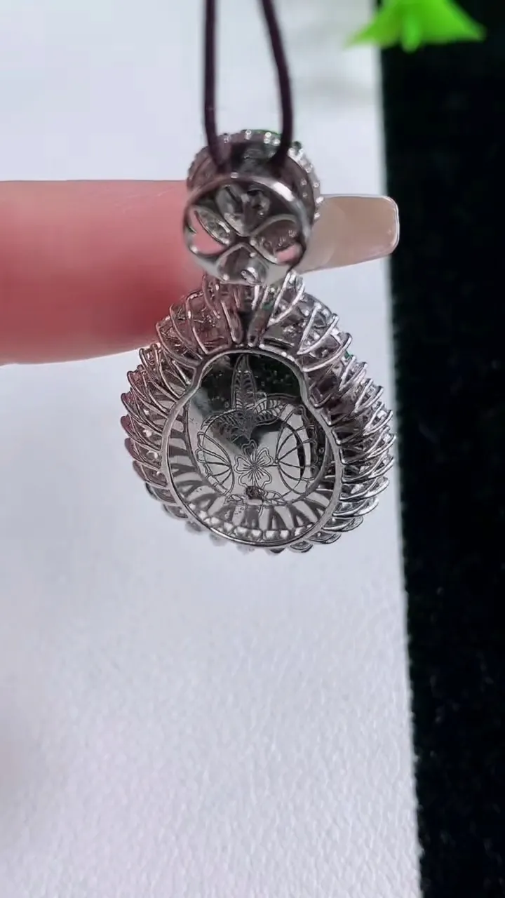 天然A货翡翠蛋面吊坠，尺寸36.7-20-10.4，裸石20.3-15.5重量:9.23g
1月27日