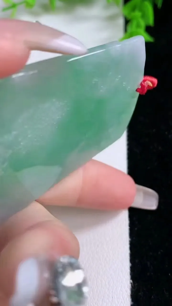 天然A货翡翠山水牌吊坠，尺寸76.4-47.4-4.8，重量:47.40g
1月27日