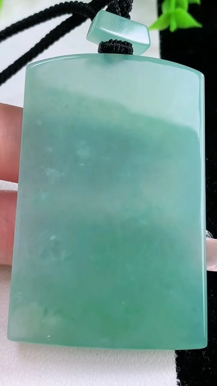 天然A货翡翠无事牌吊坠，尺寸61-40-5，重量:42.90g
1月27日