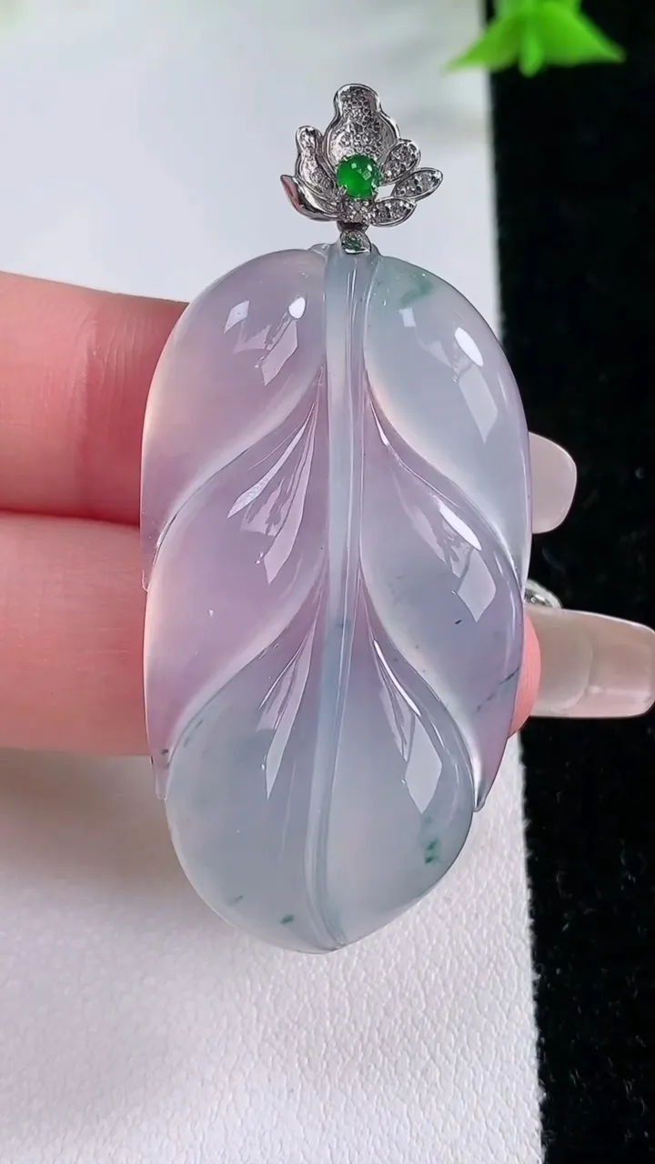 天然A货翡翠种飘花金枝玉叶 叶子吊坠，尺寸43.2-25-5.6，重量:14.42g
1月27日
