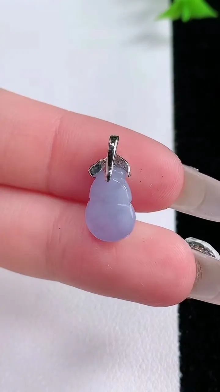 天然A货翡翠18K金紫罗兰葫芦吊坠，尺寸12-8-4.5，重量:1.08g
1月27日
